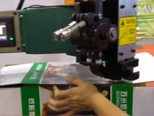 腳踏式雙伺服釘箱機(jī)視頻